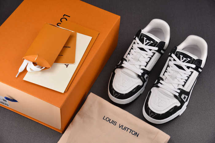 L0VT SNEAKER
