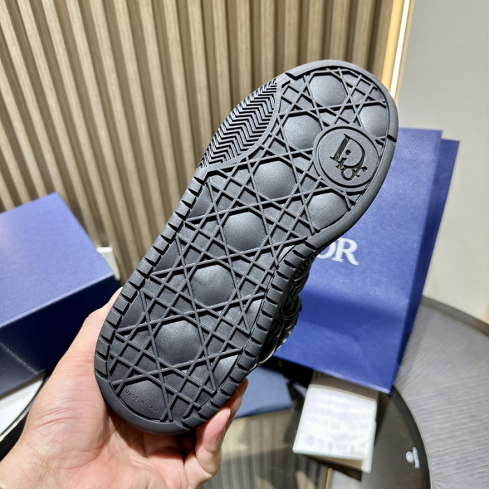 D10R B9s SNEAKER