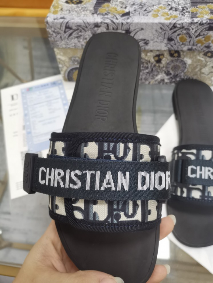 d10r sandal