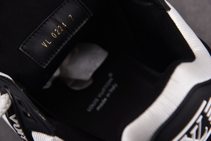 L0VT SNEAKER