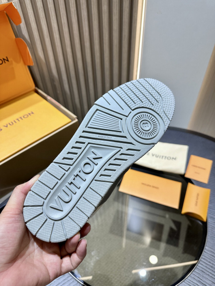 L0VT SNEAKER