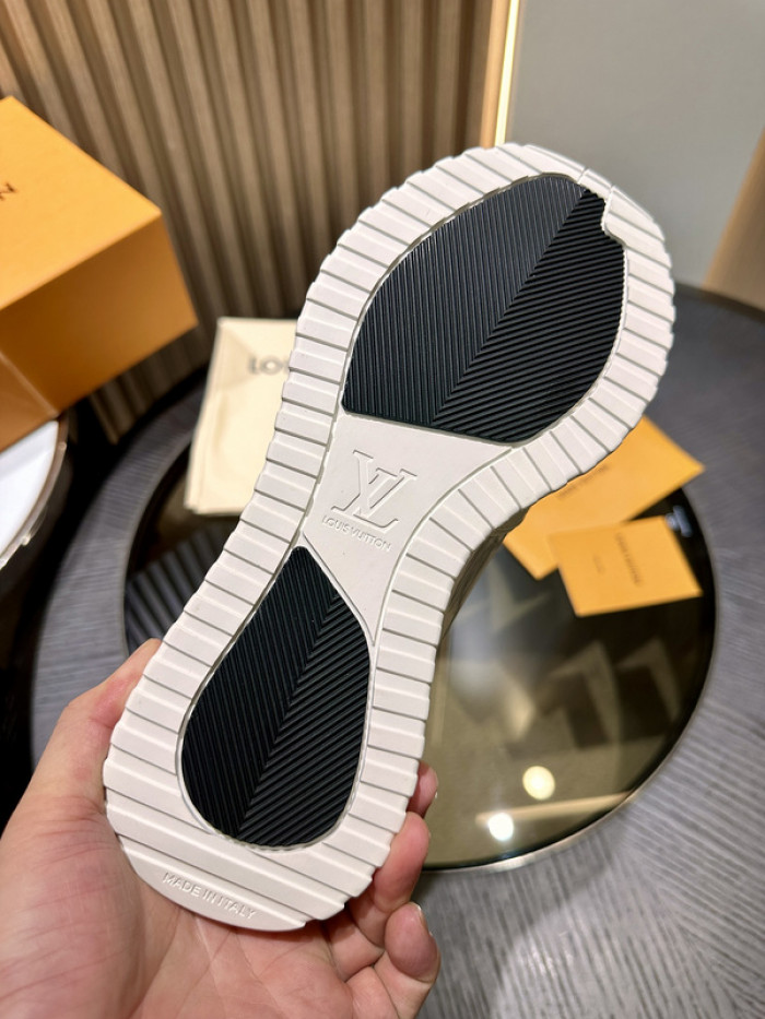 L0VT SNEAKER