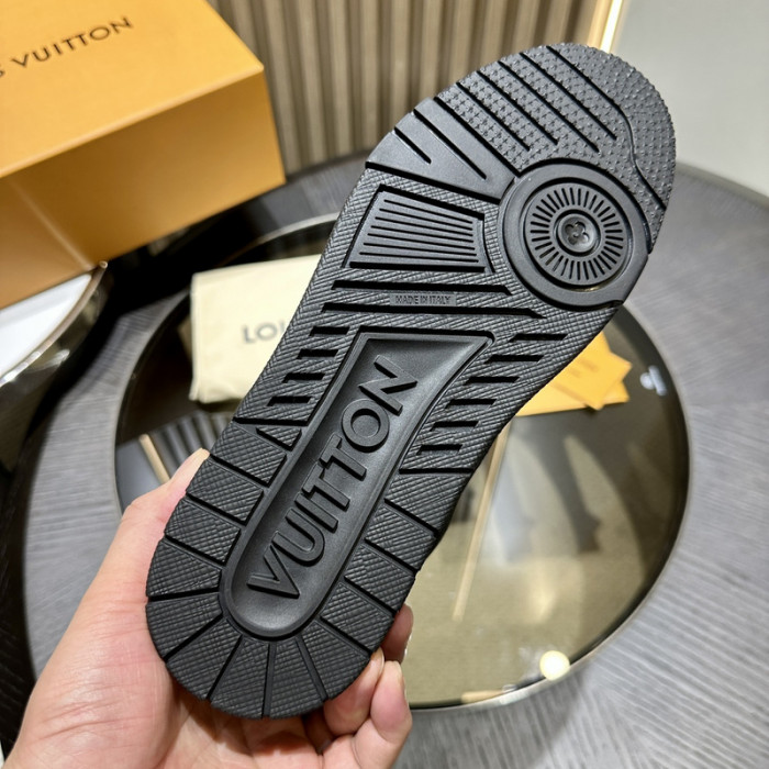 L0VT SNEAKER