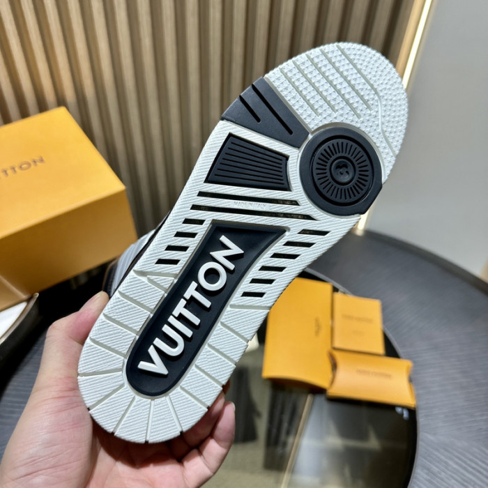 L0VT SNEAKER