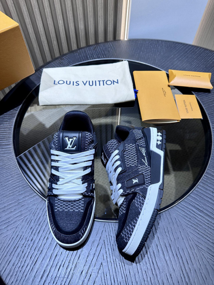 L0VT SNEAKER