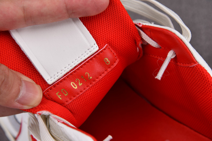 L0VT SNEAKER