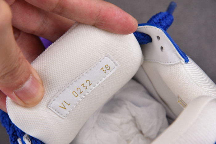 L0VT SNEAKER