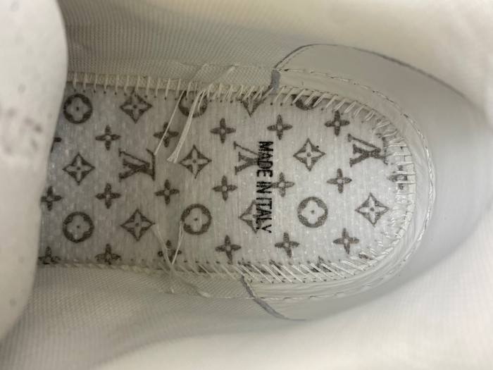 L0VT SNEAKER